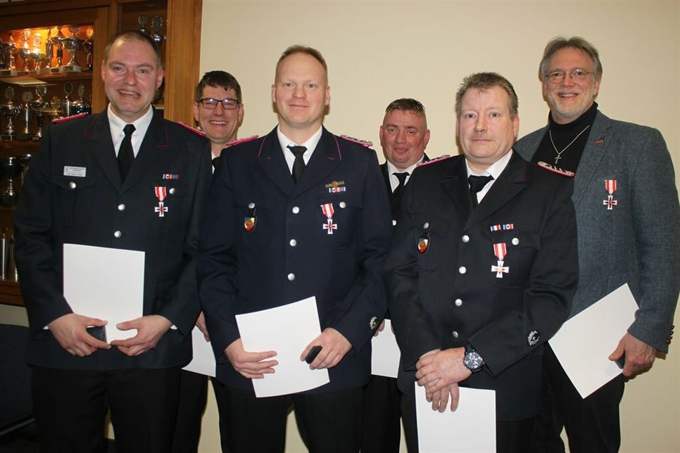Erhielten das Brandschutz-Ehrenzeichen in Silber: Hans-Martin Raabe, Sascha Bötel, Martin Hahn, Oliver Behrend, Holger Klippstein und Rüdiger Fuchs (v. lks.).
