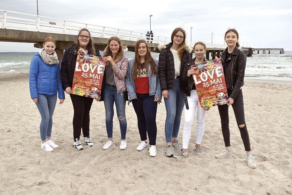 TSNT-Mitarbeiterin Jana Thomsen (von links) freut sich mit den OGT-Schülerinnen Henrike Depmer (16), Lina Ullmann (15), Celine Hackbarth (15), Noa Harbrink (14), Fiene Plate (15) und Viktoria zum Felde (14) auf das Event am kommenden Samstag. (Foto: René Kleinschmidt)