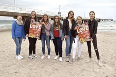 TSNT-Mitarbeiterin Jana Thomsen (von links) freut sich mit den OGT-Schülerinnen Henrike Depmer (16), Lina Ullmann (15), Celine Hackbarth (15), Noa Harbrink (14), Fiene Plate (15) und Viktoria zum Felde (14) auf das Event am kommenden Samstag. (Foto: René Kleinschmidt)