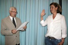 Nicole Kohlert bei der Vereidigung durch Egon Hohmann.
