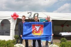 Bürgermeister Mirko Spieckermann (Mi.) überreichte die Flagge der Stadt Neustadt an die Geschäftsführer.