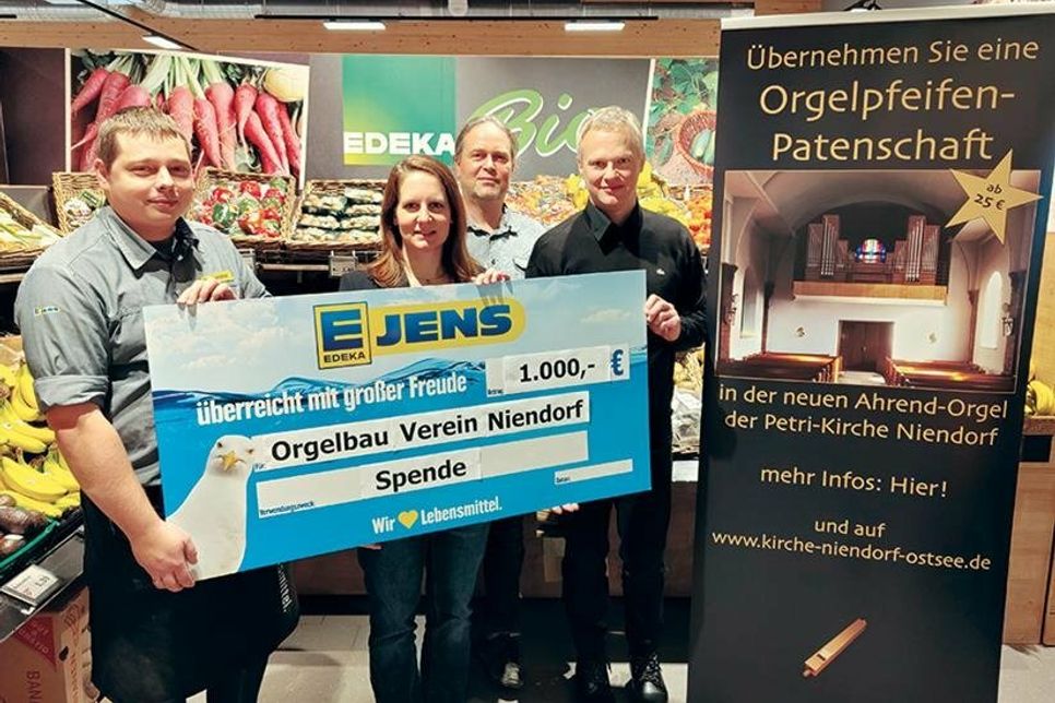 Symbolische Scheckübergabe durch den neuen Marktleiter Philipp Mehlhorn (links) an Kantorin Lena Sonntag, Pastor Johannes Höpfner und Peter Kleinschmidt, Vorsitzender des Orgelbauvereins (rechts).