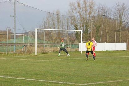 Marcel Reklat (17) kann das Leder zum 2:0 für Wentorf­ vorbei an Keeper Thomas Poepelt in die Maschen setzen.