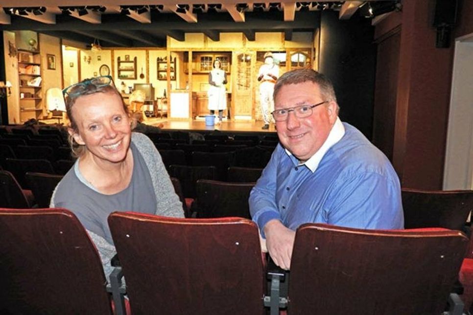 Regisseurin Birgit Bockmann und Lachmöwe Jan Steffen
