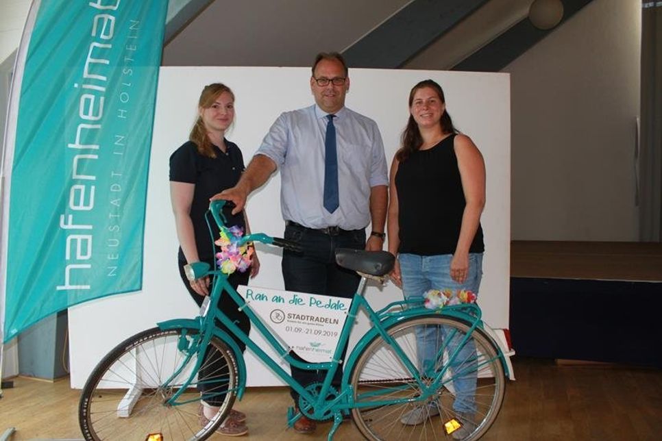 Cora Brockmann, Mirko Spieckermann und Anja Schäffler (v. lks.) wünschen sich viele Teilnehmer für das Stadtradeln 2019.