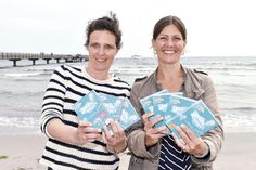 Ulrike Grimm (links), projektverantwortlich für das neue Umweltbildungsspiel, und Doris Wilmer-Huperz, Vorstandsassistenz der TALB, präsentieren das neue Umwelt-Kartenspiel. (Foto: René Kleinschmidt)