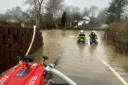 In Sierksdorf wurde durch den starken Regen ein komplettes Grundstück überflutet.