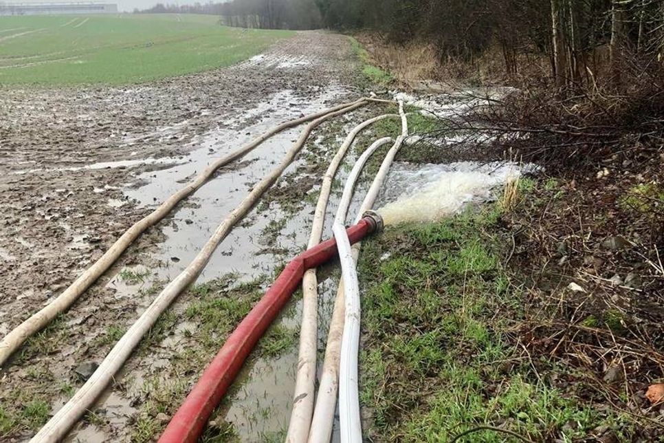 Der Einsatz dauerte mehrere Stunden an. Die Kameradinnen und Kameraden aus Neustadt unterstützten mit Pumpen.