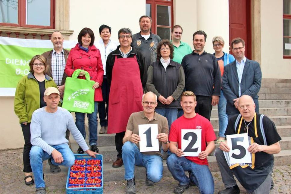 Die Wochenmarkthändler und die Verantwortlichen der Stadt freuen sich auf den Jubiläums-Wochenmarkt.