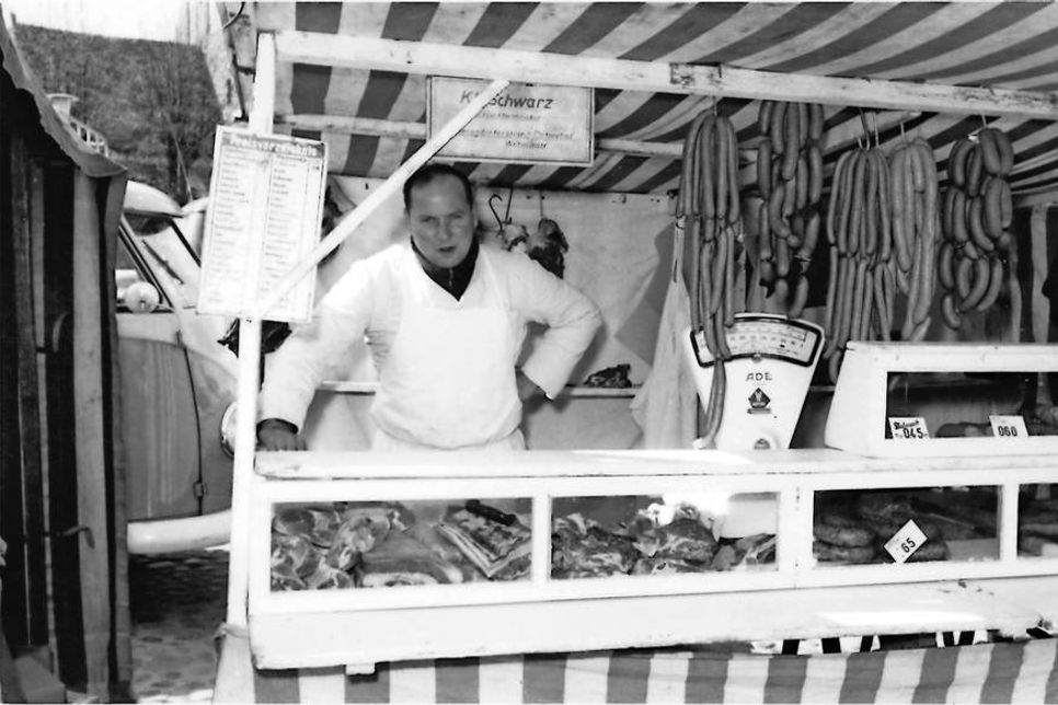 Karl-Heinz Schwarz 1957 mit seinem Schlachterei-Wagen auf dem Neustädter Wochenmarkt. Heute ist Schwiegersohn Michael Kelling mit seinen Käsespezialitäten fester Bestandteil des beliebten Wochenmarktes.