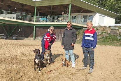 Freuen sich über den tierischen Badespaß im Strandbad am Dieksee: Evelyn Lüth, Anna-Lena Lüth und Tyson Brixner mit ihren Hunden Timmi, Silly und Bosko.