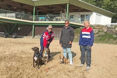 Freuen sich über den tierischen Badespaß im Strandbad am Dieksee: Evelyn Lüth, Anna-Lena Lüth und Tyson Brixner mit ihren Hunden Timmi, Silly und Bosko.