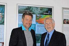 Minister Robert Dr. Habeck (lks.) ehrte Wolfram Hartwich für über 50 Jahre Tierschutzarbeit.