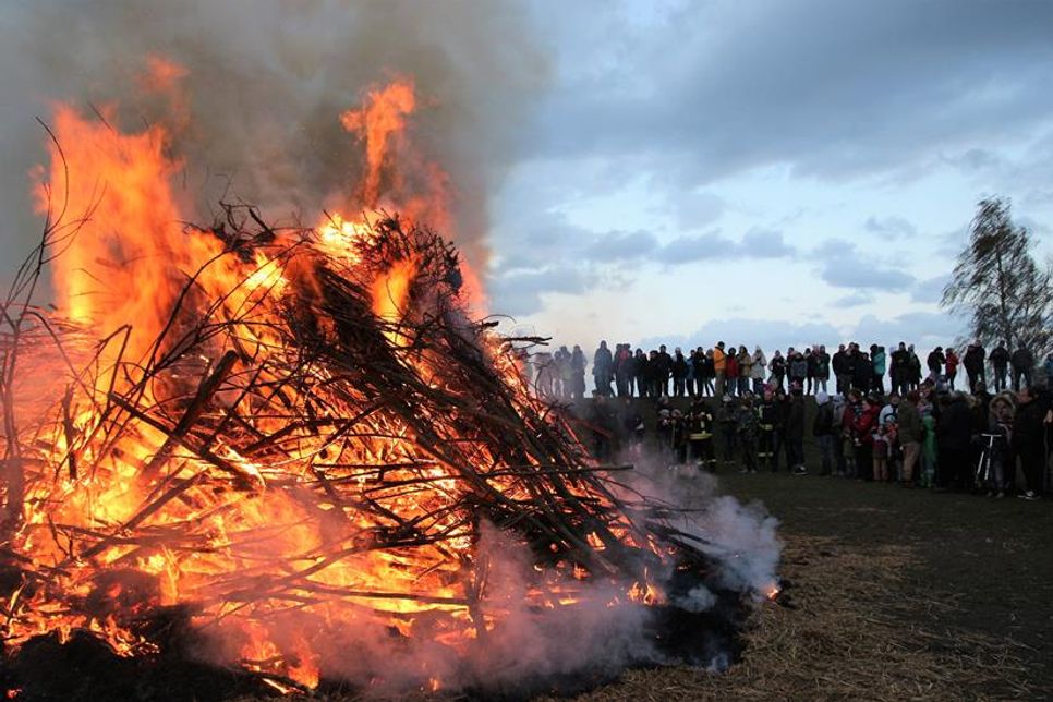 Osterfeuer gibt es am Lensterstrand, in Guttau und in Brenkenhagen. (Foto: Tourismus-Service Grömitz)
