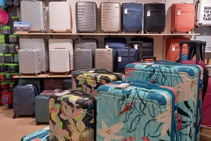 In der Lederwaren- und Kofferabteilung wartet eine umfassende Produktvielfalt aus Koffern, Reisezubehör und Rucksäcken.