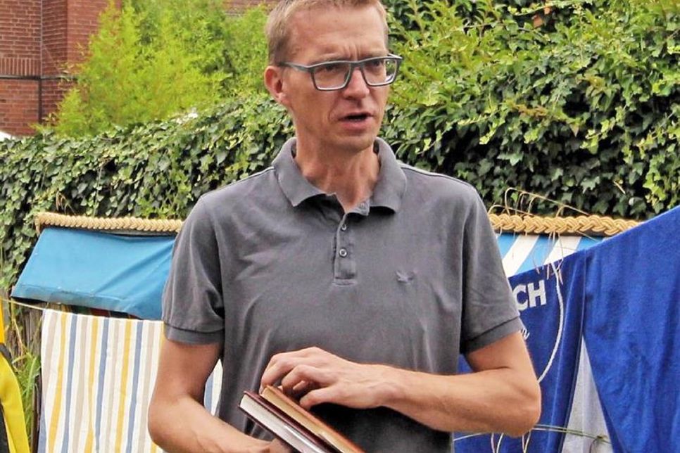 Thorsten Meyer präsentierte die Gästebücher seines Hotels - so konnten die zu Ehrenden ermittelt werden.