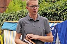 Thorsten Meyer präsentierte die Gästebücher seines Hotels - so konnten die zu Ehrenden ermittelt werden.