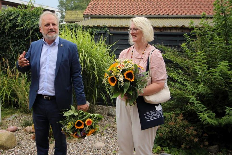 Sie kamen mit Blumen zu den Urlaubsgästen: Schönbergs Bürgermeister Peter Kokocinski und Jessica Struß vom Tourist-Service Schönberg.