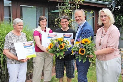 Die Urlauber Gaby und Annemarie Preußner sowie Franz Reger erhielten von Bürgermeister Peter Kokocinski und Jessica Struß die Urkunden, dazu bunte Sommersträuße.