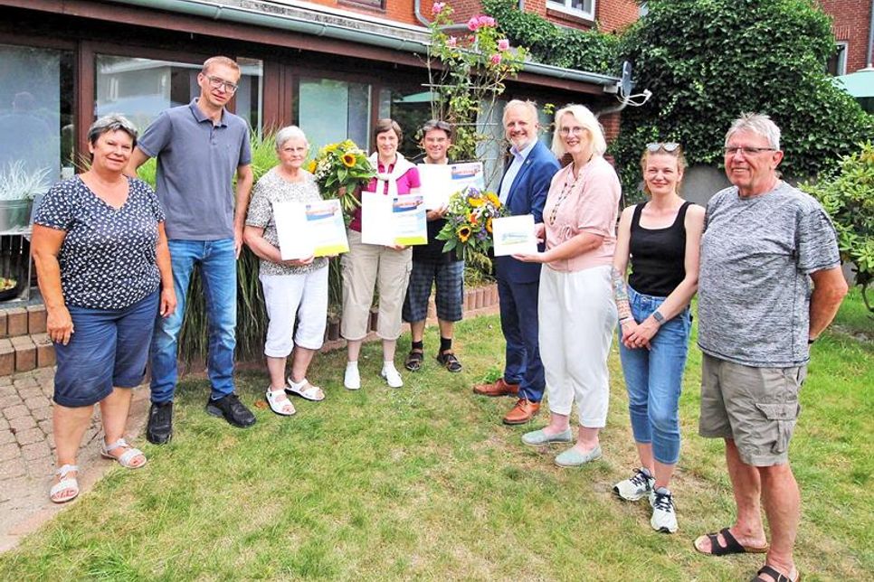 Abschlussbild der Gästeehrung: (V. l.) Urlauberin Susanne Krämer, Thorsten Meyer, vom Hotel „Strandräuber“, die Geehrten Gaby und Annemarie Preußner sowie Franz Reger, Bürgermeister Peter Kokocinski, Jessica Struß vom Tourist-Service Schönberg sowie Kim-Sarah Meyer und Urlauber Rolf Krämer.