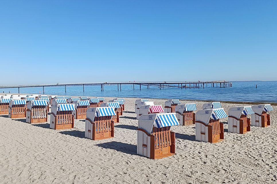 Zum 1. April hat Strandkorbvermieter Marcus Bade die ersten 80 von insgesamt 200 Strandkörben am Timmendorfer Strand aufgestellt.