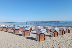 Zum 1. April hat Strandkorbvermieter Marcus Bade die ersten 80 von insgesamt 200 Strandkörben am Timmendorfer Strand aufgestellt.