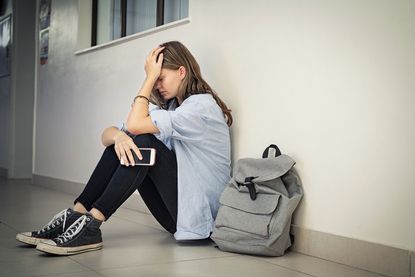 In der digitalen Welt drohen vielfache Gefahren: Privatpersonen sind besonders betroffen beispielsweise durch Identitätsdiebstahl, Betrug beim Online-Shopping, Cyber-Mobbing und Stalking. Foto: DJD/Roland Rechtsschutz Versicherungs AG/Getty Images/Ridofranz