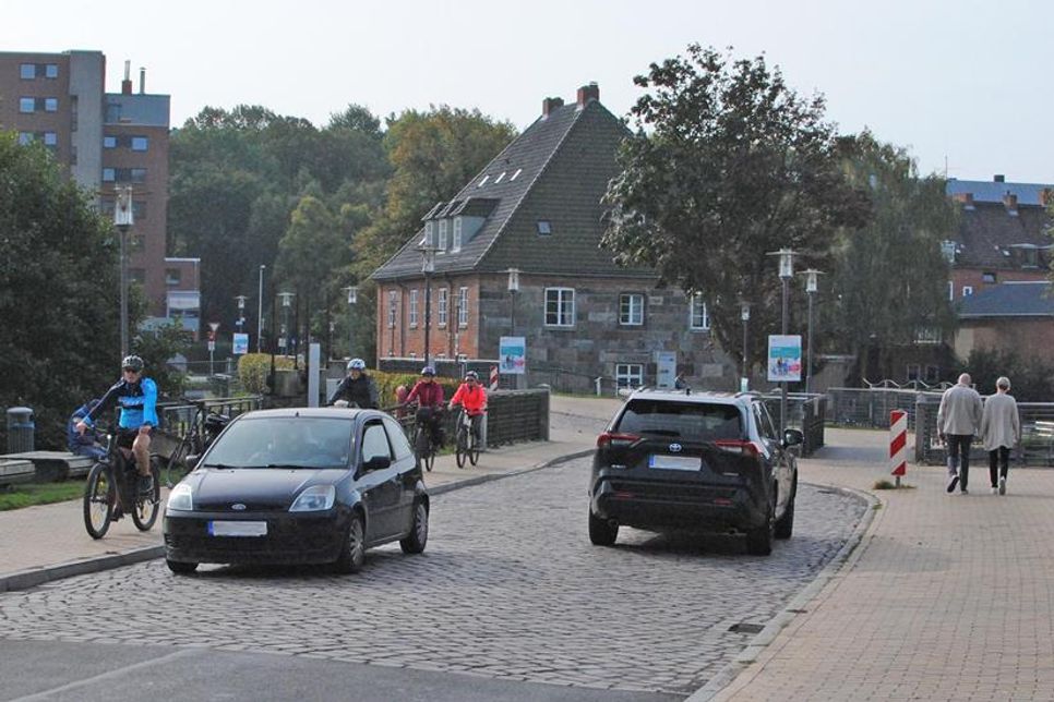Seit Grundsanierung der Brücke vor anderthalb Jahren müssen Radfahrer die Fahrbahn nutzen. Längst nicht alle hielten sich an diese Vorschrift.