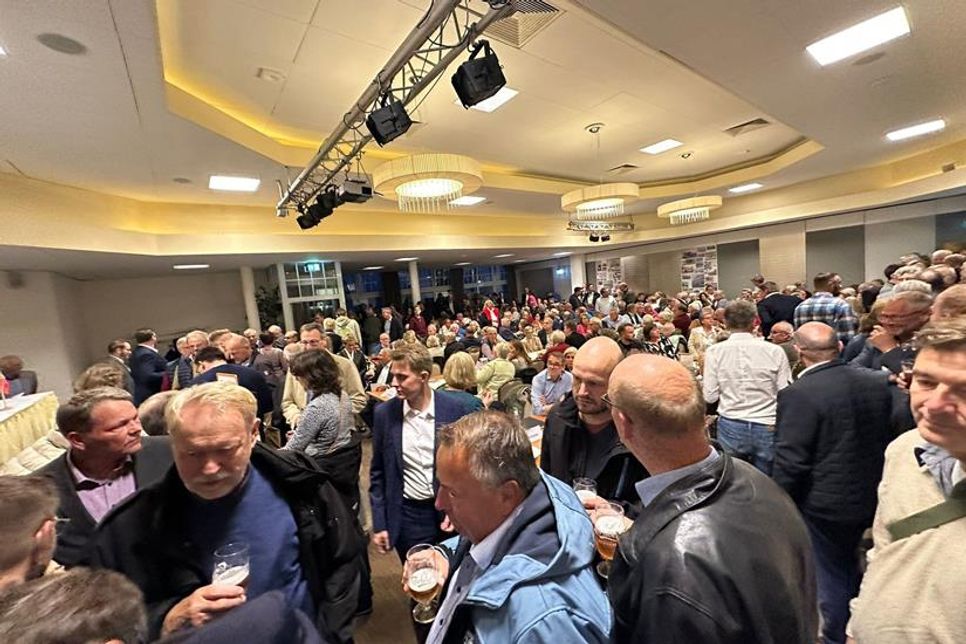 Nichts ging mehr: Für 200 Personen gab es Platz, aber über 350 wollten in die Strandhalle.