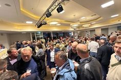 Nichts ging mehr: Für 200 Personen gab es Platz, aber über 350 wollten in die Strandhalle.