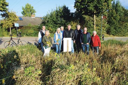 Mitglieder des Umweltbeirats und politische Vertreter informierten sich an dem vom Landwirt Henrik Wilcken (2.v. re.) angelegten Blühstreifen.