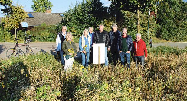 Mitglieder des Umweltbeirats und politische Vertreter informierten sich an dem vom Landwirt Henrik Wilcken (2.v. re.) angelegten Blühstreifen.