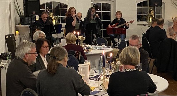 Die Band „HeiLeit“ untermalte mit ihrer Musik einen Abend voller Begegnung, Anerkennung und Perspektiven.