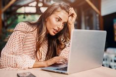 Beim Online-Betrug wird die Gutgläubigkeit der Opfer oft schamlos ausgenutzt. Mit ein paar Tipps kann man sich aber vor Internet-Gaunereien schützen. Foto: DJD/BVR/Getty Images/Todor Tsvetkov