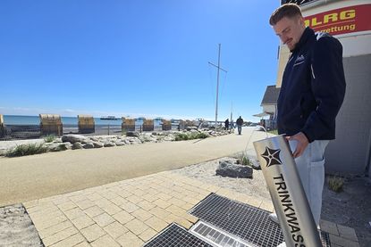 Neuer Service an der Kellenhusener Promenade: Trinkwasserspender vor der DLRG-Hauptwache in Betrieb.