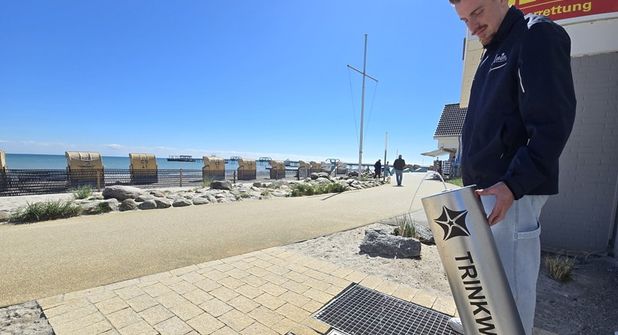 Neuer Service an der Kellenhusener Promenade: Trinkwasserspender vor der DLRG-Hauptwache in Betrieb.