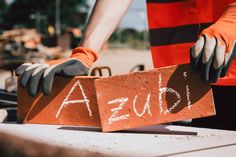 Insgesamt wurden im laufenden Ausbildungsjahr rund 1.190 Ausbildungsstellen gemeldet.
