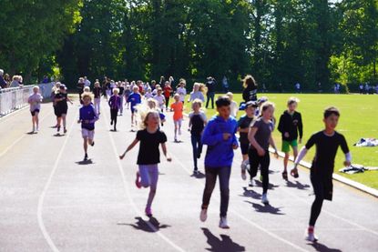 480 Schülerinnen und Schüler drehten ihre Runden, um die Klassenkasse zu füllen.