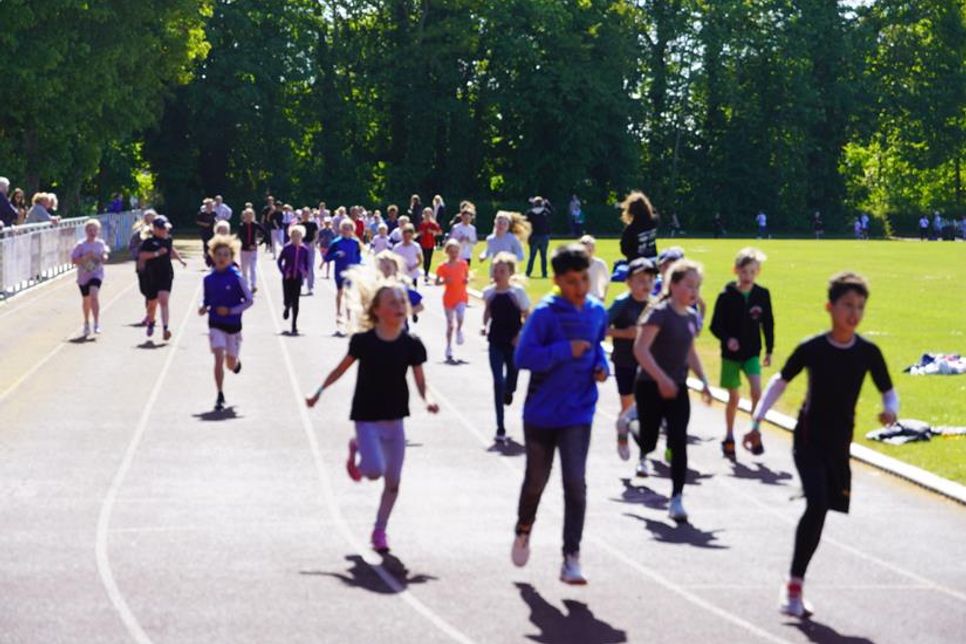 480 Schülerinnen und Schüler drehten ihre Runden, um die Klassenkasse zu füllen.