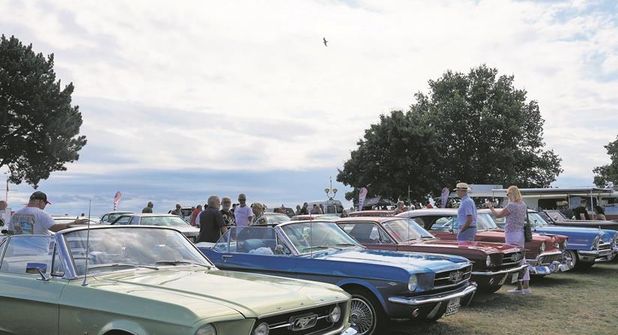 Über 140 US-Autos und Oldtimer konnten im vergangenen Jahr beim ersten „Beach and Roll Charity-Day“ in Grömitz bestaunt werden.