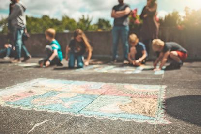 Die Stadt Plön lädt zum Kreidefestival auf dem Schwentineplatz ein.