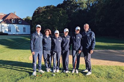Die erfolgreiche Golf-Jugend von „Jugend trainiert für Olympia“ mit ihren Betreuern Tina Malow und Heiko Boness.