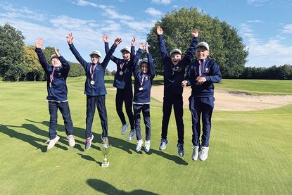 Die erfolgreiche Golf-Jugend von „Jugend trainiert für Olympia“ mit ihren Betreuern Tina Malow und Heiko Boness.