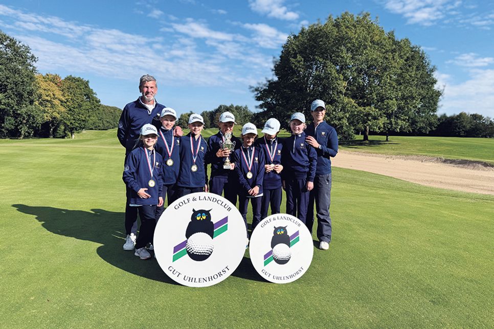 Große Freude bei der Golf-Jugend aus Timmendorfer Strand und Betreuer über Pokal und Medaillen.  (Fotos: hfr)
