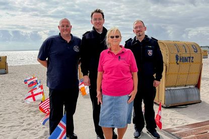 Im Rahmen der Spendenübergabe am Grömitzer Strand dankten (v. lks.). Alan Franke (Jugendfeuerwehr), Jacob Revenstorf (Ortswehrführer Feuerwehr Grömitz) und Manuel Rath (Feuerwehr Brenkenhagen) der Strandkorbvermieterin für die Unterstützung und Förderung des Ehrenamtes.