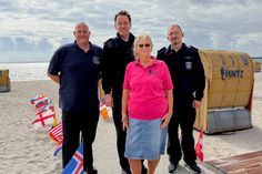 Im Rahmen der Spendenübergabe am Grömitzer Strand dankten (v. lks.). Alan Franke (Jugendfeuerwehr), Jacob Revenstorf (Ortswehrführer Feuerwehr Grömitz) und Manuel Rath (Feuerwehr Brenkenhagen) der Strandkorbvermieterin für die Unterstützung und Förderung des Ehrenamtes.