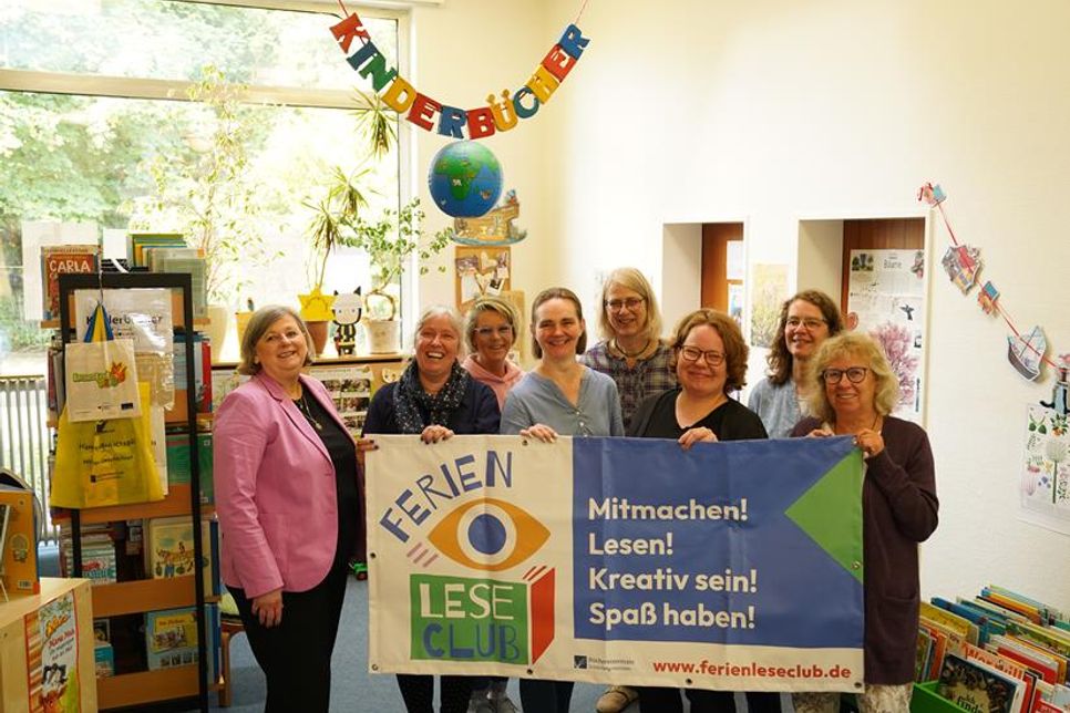 Diese Bibliothekarinnen setzen sich für die Leseförderung in Ostholstein ein: Wiebke Kuchel (Bad Schwartau), Carmen Wagner (Heiligenhafen), Heike Brinker (Heiligenhafen), Alexandra Sturm (Oldenburg), Turit Flohr (Lensahn), Kathrin Brümmer (Stockelsdorf), Sabine Stryga (Neustadt) und Susanne Hansen (Fehmarn; v. lks.).