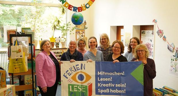 Diese Bibliothekarinnen setzen sich für die Leseförderung in Ostholstein ein: Wiebke Kuchel (Bad Schwartau), Carmen Wagner (Heiligenhafen), Heike Brinker (Heiligenhafen), Alexandra Sturm (Oldenburg), Turit Flohr (Lensahn), Kathrin Brümmer (Stockelsdorf), Sabine Stryga (Neustadt) und Susanne Hansen (Fehmarn; v. lks.).