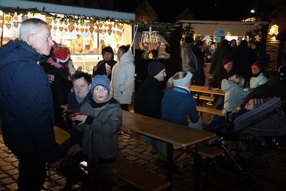 Ohne Hektik, in aller Ruhe und Gemütlichkeit können die Besucher die Angebote des Weihnachtsmarktes genießen.