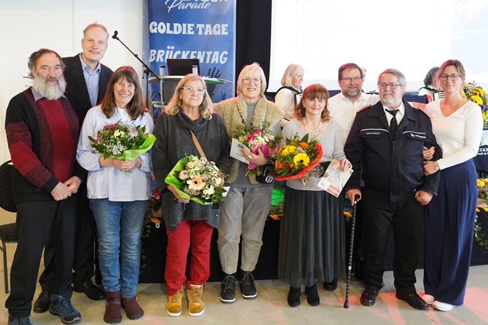 Bürgermeisterin Stefanie Friedrich-Suhr (re.) dankte den engagierten Bürgerinnen und Bürgern: Reiner Kolbe, Pater Ralf Winterberg, Birgit Kolbe, Martina Christiansen, Cornelia Schlundt, Michaela Howitt, Andreas Wendlandt und Andreas Horstmann (v. lks.).